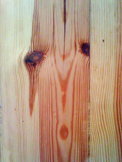 geschliffenes Holz sieht aus wie ein Gesicht