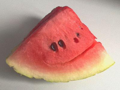 Melone die aussieht, als ob sie grinst